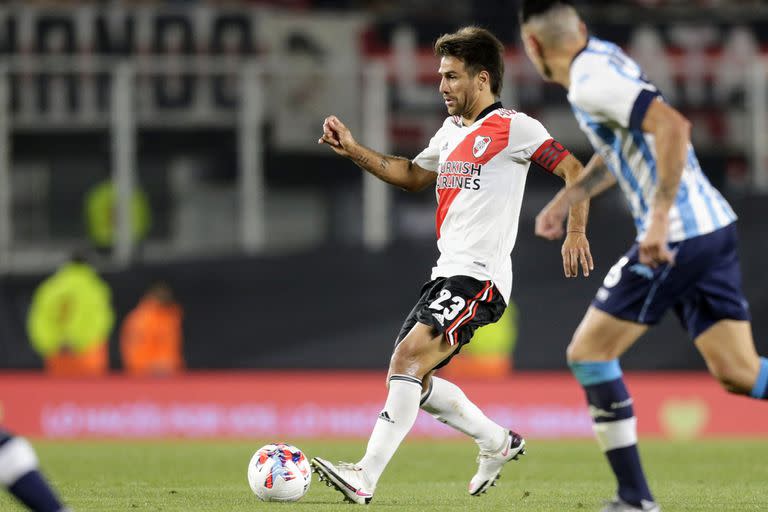 El número 23: como en los viejos buenos tiempos, Ponzio lleva la pelota, con la mirada concentrada y otra vez campeón