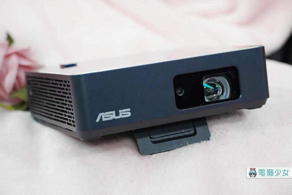 開箱｜極度輕便『 ASUS ZenBeam S2 』能自動對焦的攜式投影機！