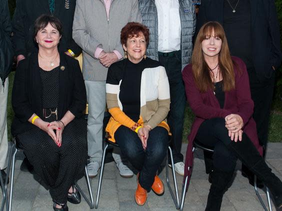 Gloria Katz (centre) with ‘American Graffiti’ actors Cindy Williams (left) and Mackenzie Phillips (right) (Getty)