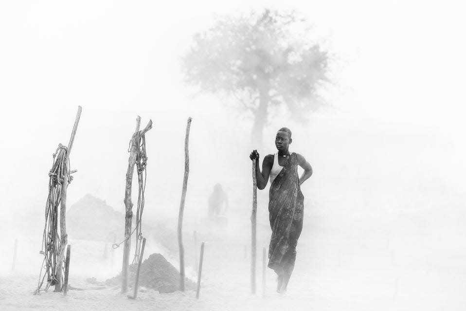 Una pastora Mundari espera su ganado en Sudán del Sur.