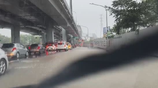 受到暴雨影響，新北多路段出現塞車的情況。（圖／翻攝畫面）