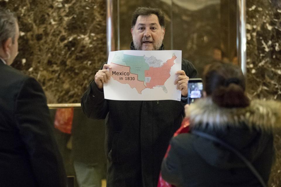 El político mexicano Gerardo Fernández Noroña muestra un mapa de Estados Unidos con el suroeste marcado en rojo y el texto “México en 1830”, en el vestíbulo de la Torre Trump, el miércoles 4 de enero de 2017, en Nueva York. Fernández Noroña fue retirado del edificio. (AP Foto/Andrew Harnik)