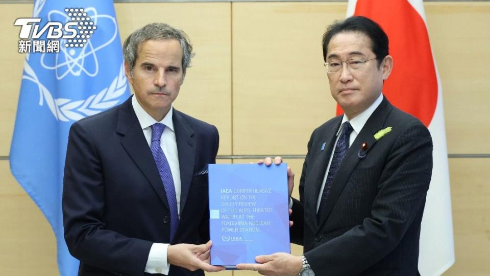 國際原子能總署（IAEA）總幹事格羅西向日本首相岸田文雄遞交核處理水排海評估報告。