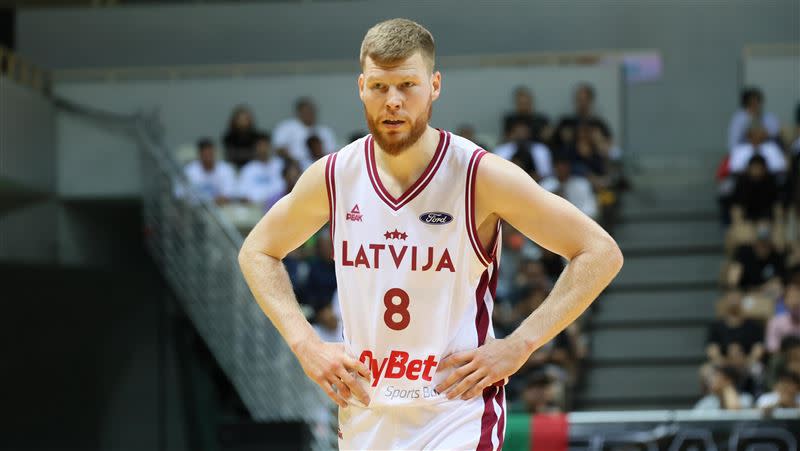 拉脫維亞NBA球星巴坦斯（Davis Bertans）吞下第2次違反運動道德犯規遭驅逐出場。（圖／T1聯盟提供）