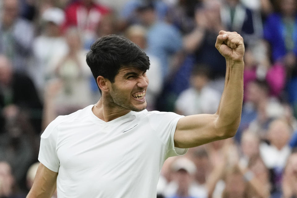 El español Carlos Alcaraz celebra tras vencer al estadounidense Tommy Paul en los cuartos de final de Wimbledon el martes 9 de julio del 2024. (AP Foto/Kirsty Wigglesworth)