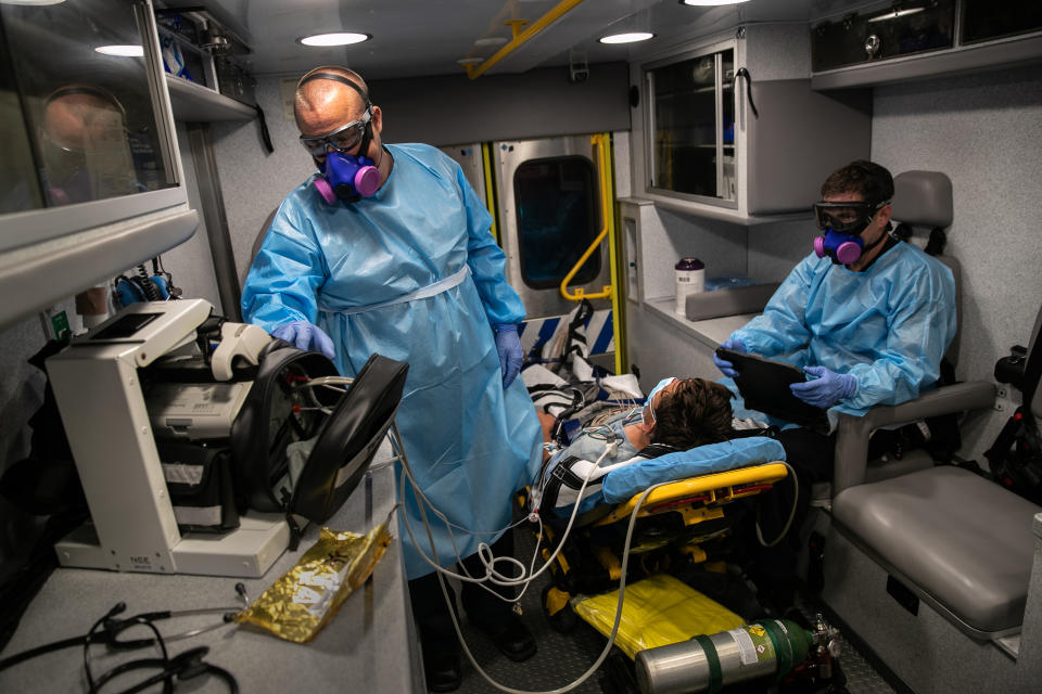 Sanitäter bringen in Austin, Texas, einen Mann mit Covid-19-Symptomen ins Krankenhaus (Photo by John Moore/Getty Images)