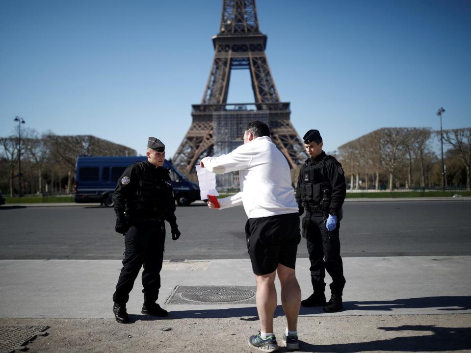 france lockdown paris eiffel tower police