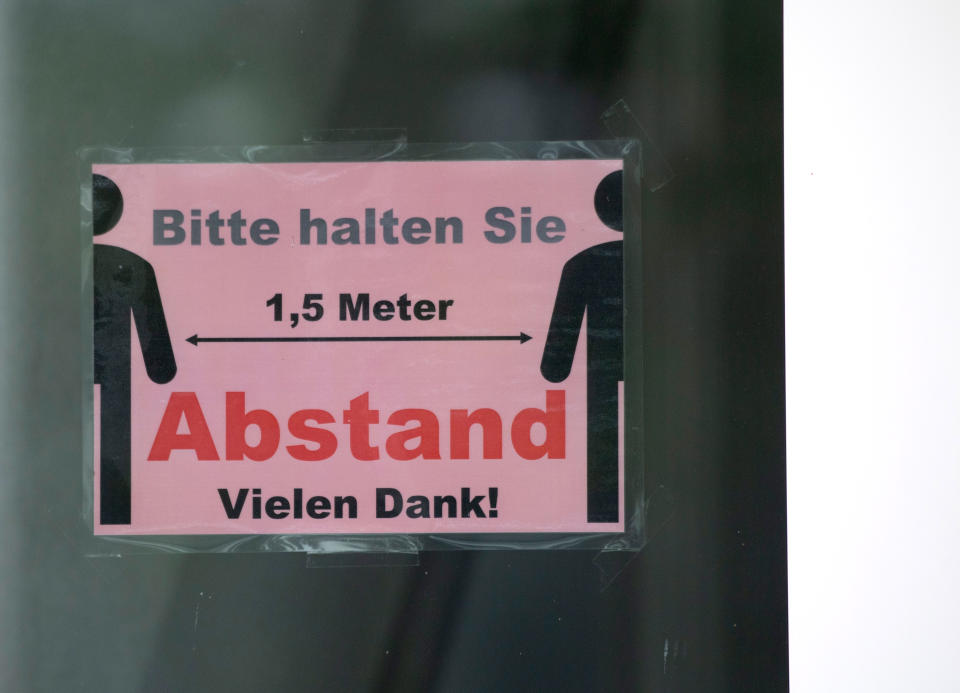 Hessen, Frankfurt/Main: ein Schild mit der Aufschrift "bitte halten Sie 1,5 Meter Anstand. Vielen Dank!", aufgenommen am Bethaus einer Baptisten-Gemeinde. Mehrere Mitglieder der Gemeinde haben sich nach einem Gottesdienst mit dem Coronavirus infiziert. Foto: Boris Roessler / dpa