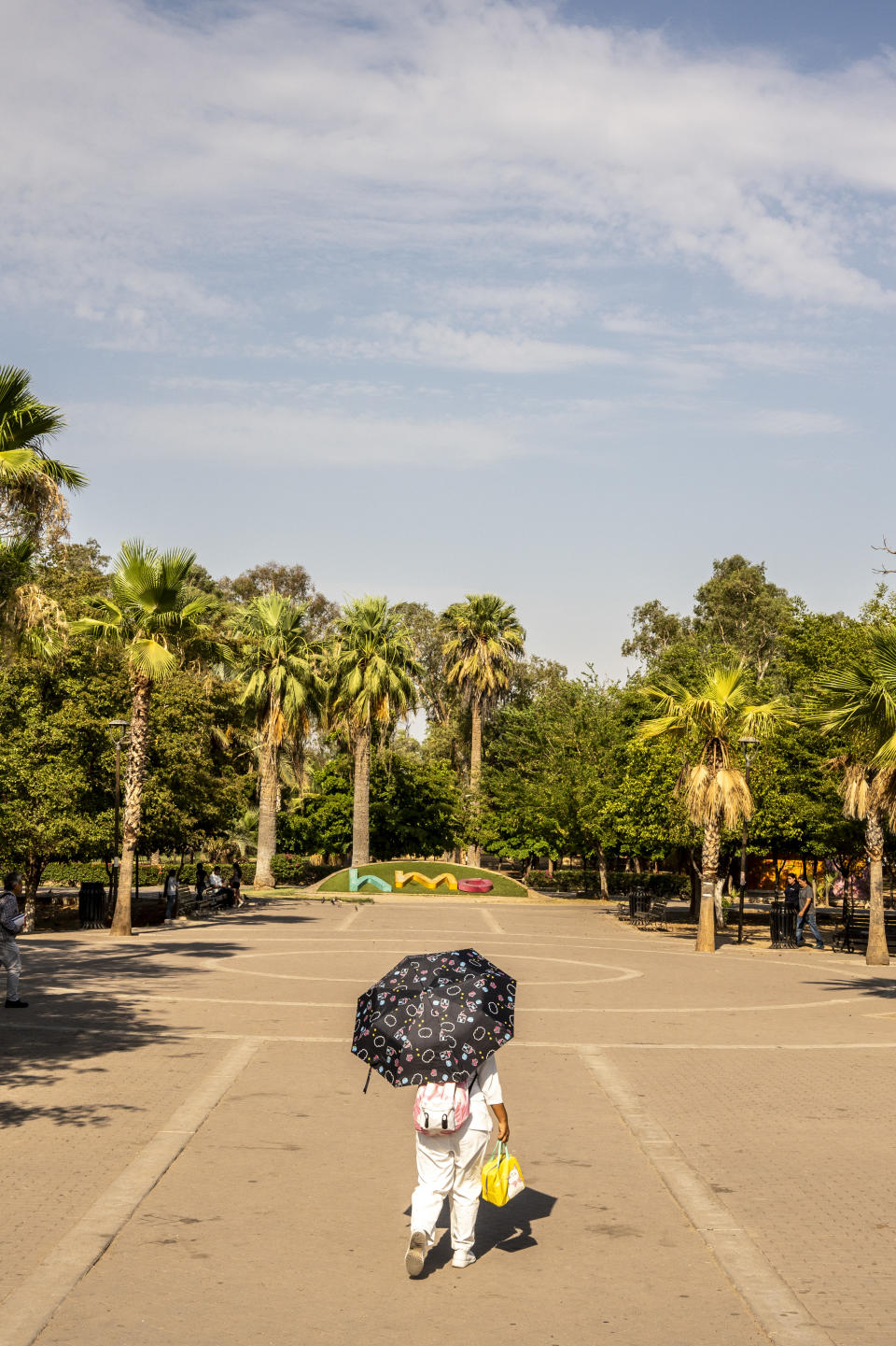 Una mujer se cubre del sol en Hermosillo, México, el lunes 26 de junio de 2023. (César Rodríguez/The New York Times)