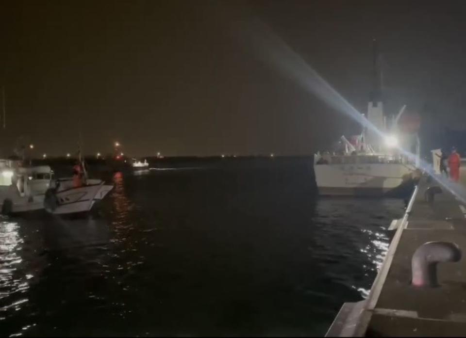 「鴻興漁號」今（9日）凌晨抵達高雄興達海巡基地。（圖：海巡署提供）