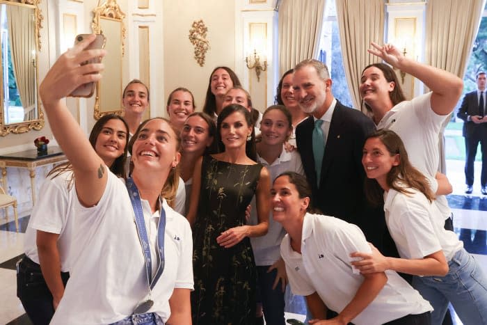 Los Reyes con el equipo de natación artística