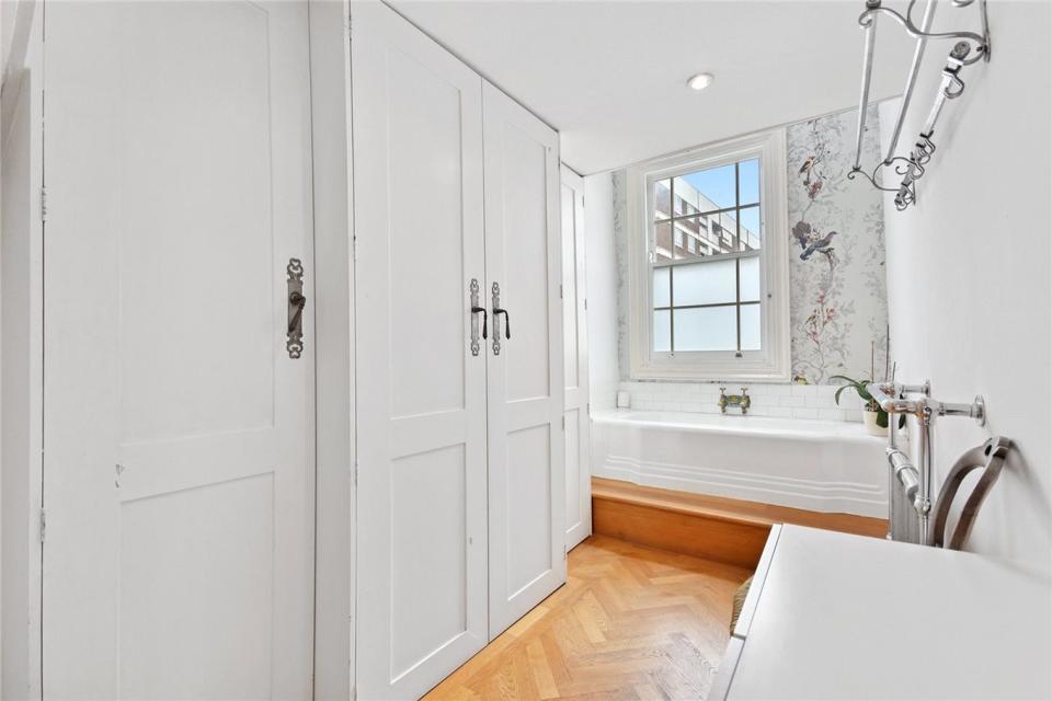 En la segunda planta se encuentra el baño y un aseo con ducha. (Foto: <a href="http://www.winkworth.co.uk/properties/sales/goldhawk-road-shepherds-bush-w12/SHE121014" rel="nofollow noopener" target="_blank" data-ylk="slk:Winkworth;elm:context_link;itc:0;sec:content-canvas" class="link ">Winkworth</a>).