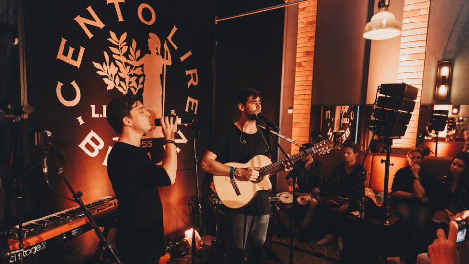 Die Latino-Stars Alvaro Soler und Nico Santos haben am Sonntagabend ein Privatkonzert in einem Berliner Szene-Restaurant gegeben. Die geladenen Promis zeigten sich begeistert.