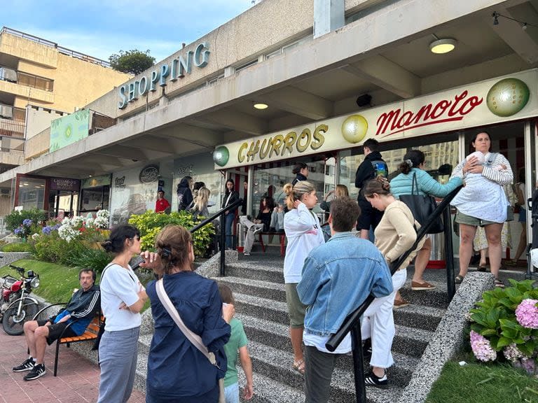 Manolo, un elegido por muchos para tomar el té, vende sus churros a unos US$3 por unidad