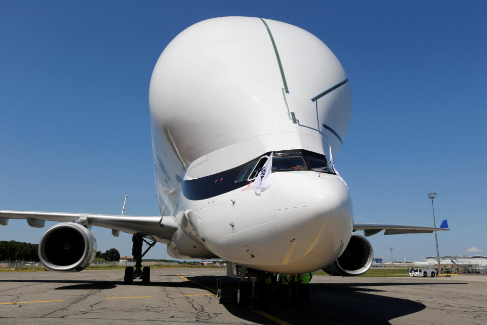 <p>L’enorme beluga dei cieli è alto quasi 19 metri e ha una capacità di carico addirittura di 53 tonnellate, il 30% in più rispetto al predecessore in casa Airbus, l’A300-600ST. (foto: REUTERS) </p>