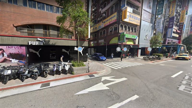 PUMA在忠孝敦化本就有兩家店面比鄰，此次由LUSH接手的為圖左店面。（圖／翻攝自Google　Maps）