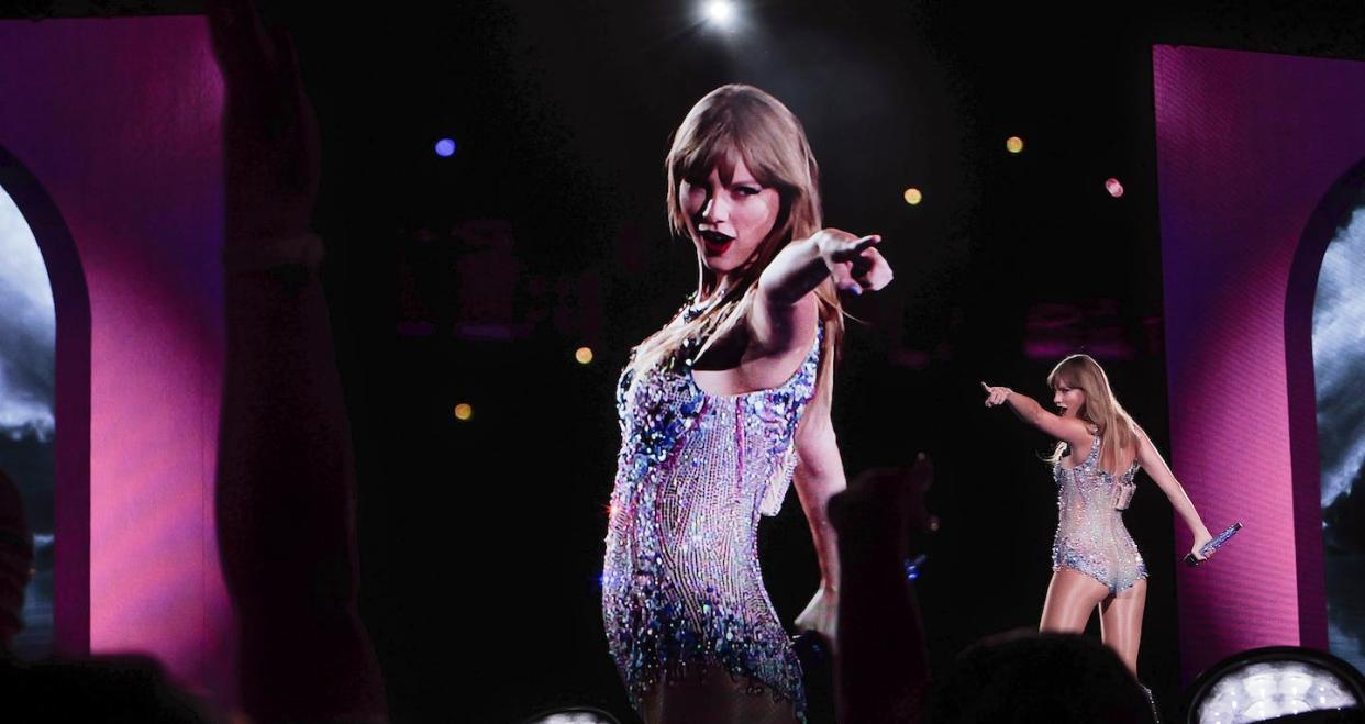 Taylor Swift en un momento de 'The Eras Tour: Lover Set'. <a href="https://www.flickr.com/photos/paolov/53109587759/in/album-72177720310415752/" rel="nofollow noopener" target="_blank" data-ylk="slk:Paolo Villanueva/Flickr;elm:context_link;itc:0;sec:content-canvas" class="link ">Paolo Villanueva/Flickr</a>, <a href="http://creativecommons.org/licenses/by/4.0/" rel="nofollow noopener" target="_blank" data-ylk="slk:CC BY;elm:context_link;itc:0;sec:content-canvas" class="link ">CC BY</a>