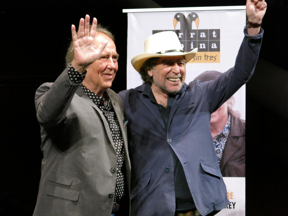 Los cantautores españoles Joan Manuel Serrat, izquierda, y Joaquín Sabina, saludan durante una conferencia de prensa para promover su gira "No hay dos sin tres" en la Ciudad de México el miércoles 27 de noviembre de 2019. (Foto AP/Berenice Bautista)