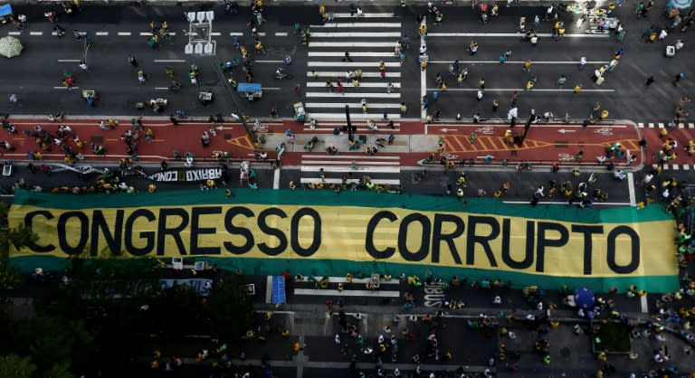 Demonstrators protest along Paulista Avenue in Sao Paulo, Brazil on December 4, 2016 against corruption and in support of the Lava Jato anti-corruption operation that investigates the bribes scandal of Petrobras