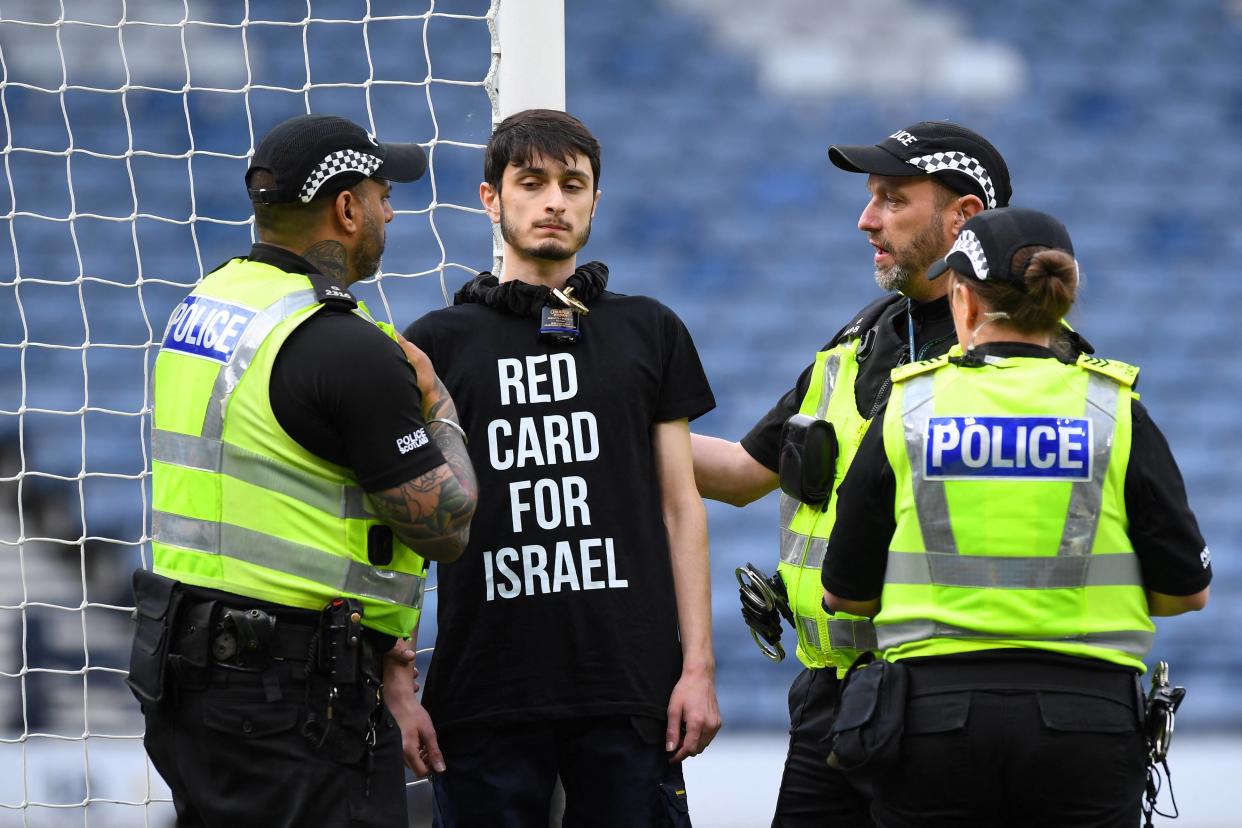 Un manifestant portant un t-shirt avec l’inscription « Carton rouge pour Israël » s’est enchaîné au poteau de but avant le match de qualification pour l’UEFA Women’s Euro 2025 League B Group 2 entre l’Écosse et Israël au stade Hampden Park à Glasgow, Écosse, le 31 mai 2024.