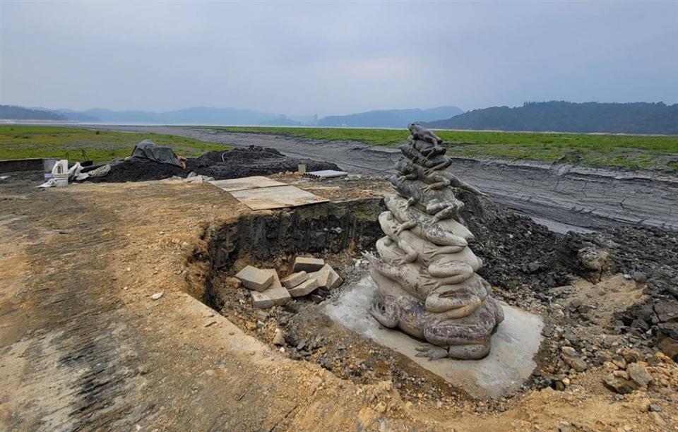 「九蛙疊像」已全部露出水面數個月（日管處提供）