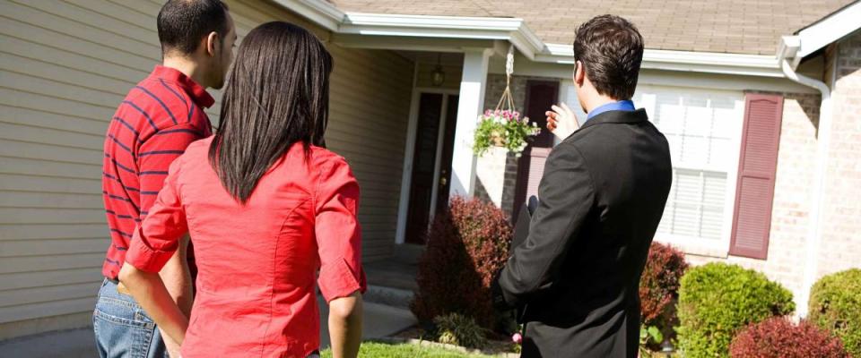 Real Estate: Agent Shows Home To Home Buyers