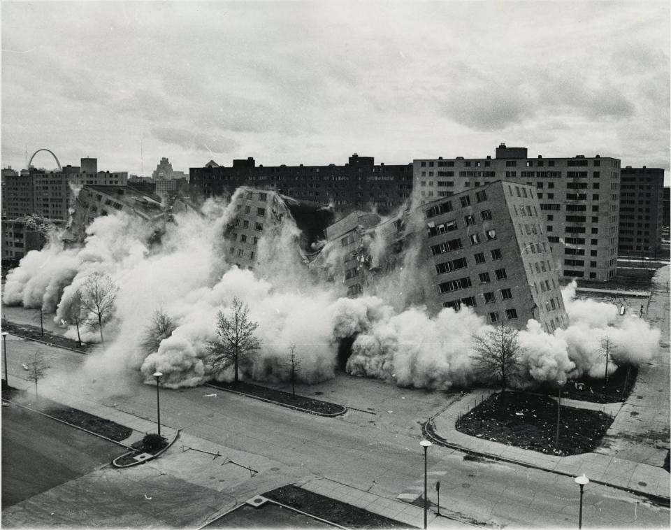 <span class="caption">Pruitt Igoe collapses during planned demolitions.</span> <span class="attribution"><span class="source">U.S. Department of Housing and Urban Development Office of Policy Development and Research</span></span>