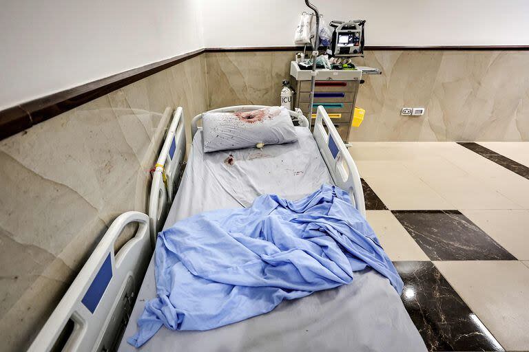 Se muestra un agujero de bala en una almohada cubierta de sangre en una cama de hospital en el hospital Ibn Sina en Yenin, en la Cisjordania ocupada, el 30 de enero de 2024.