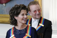 Los cantantes Amy Grant y Bono escuchan mientras el presidente Joe Biden habla durante la recepción para los homenajeados del Centro Kennedy, el domingo 4 de diciembre de 2022, en la Casa Blanca en Washington. (AP Foto/Manuel Balce Ceneta)