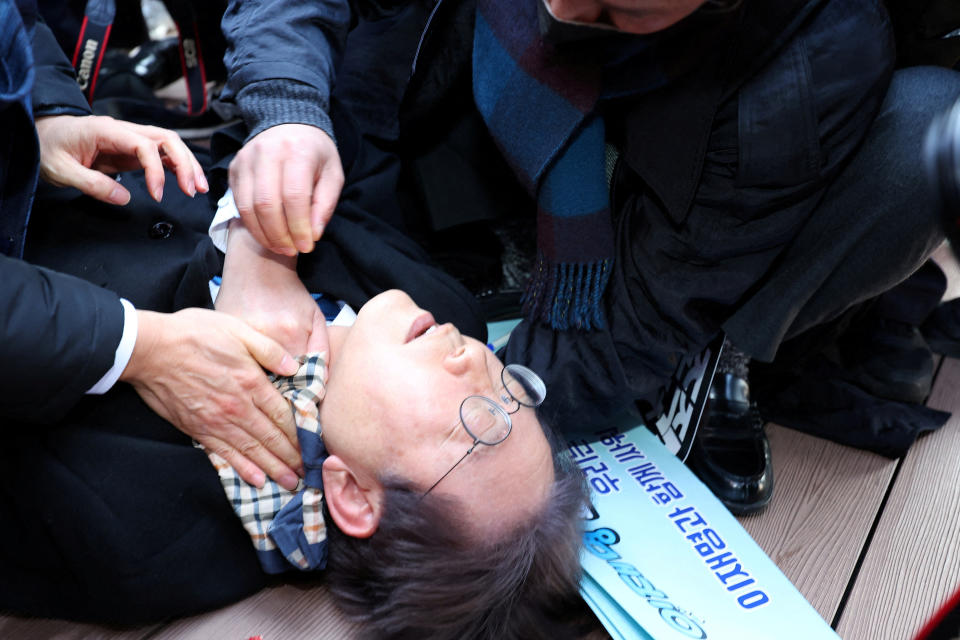 韓聯社快訊報導，南韓最大在野黨共同民主黨黨魁李在明2日在釜山參加活動時遇襲。（韓聯社／路透社）