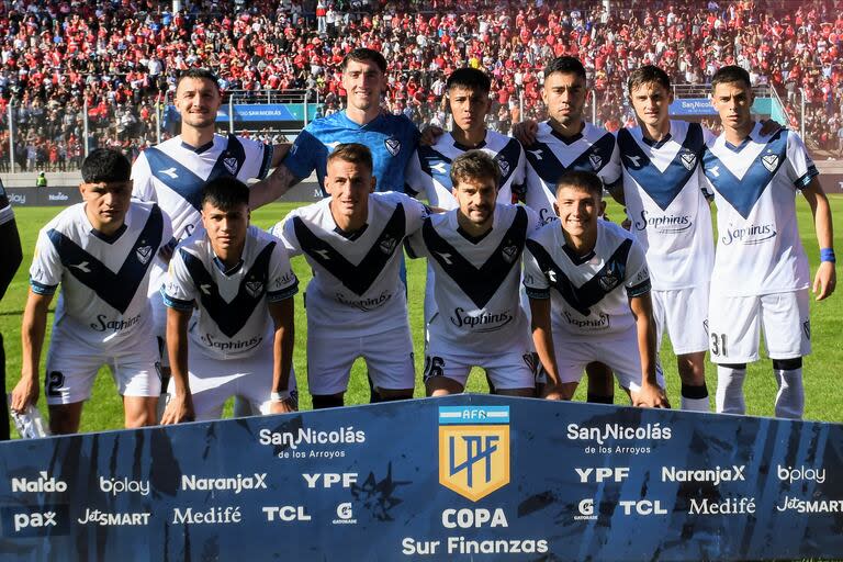 Vélez vuelve a confiar en su semillero y ya está en la final de la Copa de la Liga 2024; aquí, la formación inicial ante Argentinos, con seis surgidos de sus inferiores: García, Damián Fernández, Gómez, Cavanagh, Ordóñez y Thiago Fernández; luego entraron Santiago Cáseres y Lenny Lobato