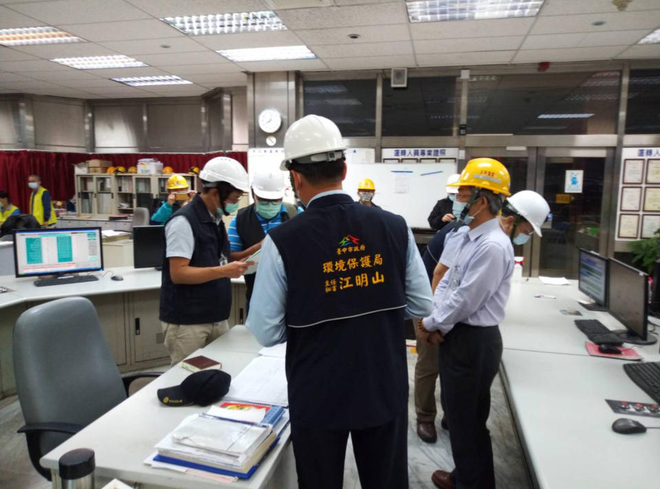 台中火力發電廠3號機6日開始投煤發電，台中市政府環保局派員進廠稽查後，確認3號機已投入生煤進行發電。（台中市政府提供）