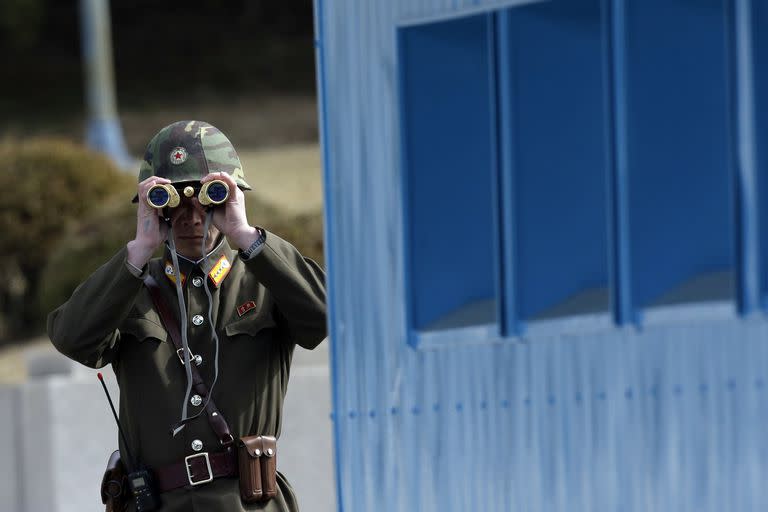 ARCHIVO - Un soldado norcoreano mira el lado sur a través de un par de binoculares en la aldea fronteriza de Panmunjom, en la Zona Desmilitarizada, DMZ, que separa las dos Coreas desde la Guerra de Corea, en Paju, al norte de Seúl, Corea del Sur. (Foto AP/Lee Jin-man, archivo)