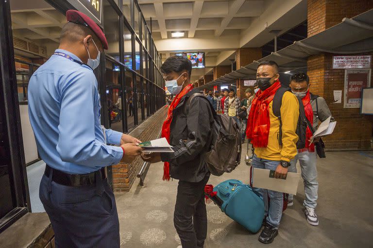 Una fila de salida en el aeropuerto internacional de Katmandú, donde miles de nepalíes parten cada día para trabajar en el extranjero, el 18 de octubre de 2022. 