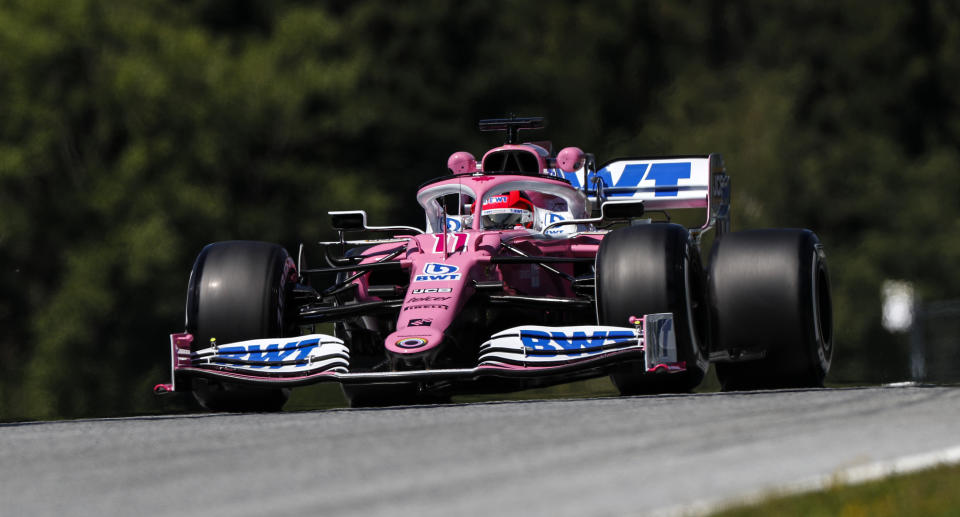 El piloto mexicano Sergio Pérez, de la escudería Racing Point, corre la primera sesión de prácticas para el GP de Estiria de la Fórmula Uno, en el circuito Red Bull de Spielberg, Austria, el viernes 10 de julio de 2020. (Leonhard Foeger/Pool vía AP)