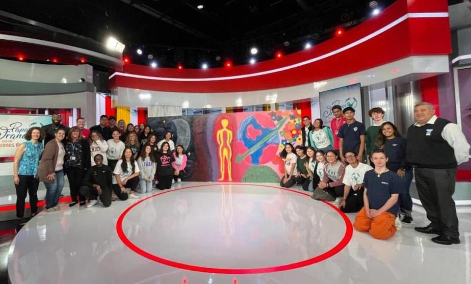 Students and volunteers unveil their mural at the Scholas Ocurrente anniversary event in Telemundo.