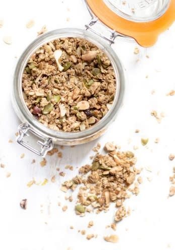 <p> Parce qu’on le sait, les produits industriels, céréales et mueslis en tête sont souvent bourrés de sucre, on opte pour du granola home made. La bonne idée ? On mélange ensemble des flocons d’avoine, différentes noix hachées, des graines de citrouille, de la cannelle, du gingembre en poudre, et de l’huile de coco. On termine en y ajoutant des blancs d’œufs juste émulsionnés qui viendront enrober le mélange. On étale le tout sur une plaque recouverte de papier sulfurisé et on enfourne 30 mn à 150°C jusqu’à ce que le mélange dore. Cette recette fonctionne grâce à la cannelle qui apporte la sensation du sucré.<br> <br>Découvrir <a href="https://healthylittlefoodies.com/sugar-free-granola/" rel="nofollow noopener" target="_blank" data-ylk="slk:la recette;elm:context_link;itc:0;sec:content-canvas" class="link "><b>la recette</b></a></p><br>