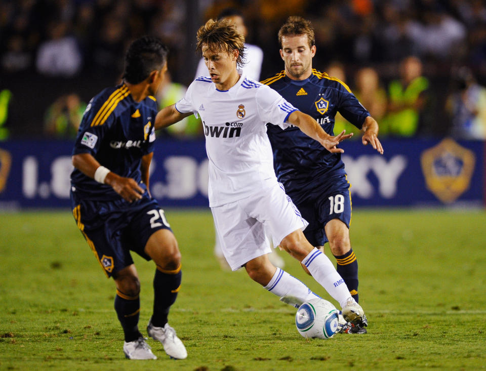 Sergio Canales en agosto de 2010, enfrentando al Galaxy en un amistoso, cuando era jugador del Real Madrid. (Kevork Djansezian/Getty Images)