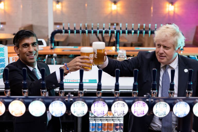 Sunak y Johnson en una visita a una fábrica de cerveza en 2021