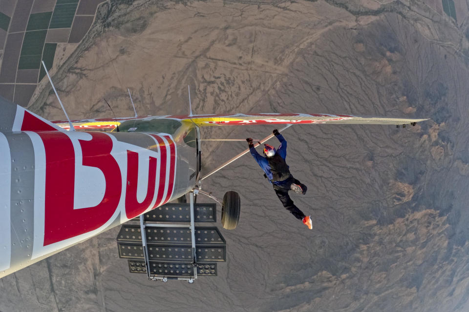 Pilot Luke Aikins is seen successfully entering the silver plane, during Plane Swap in Eloy, Arizona on April 24, 2022. / Credit: Predrag Vuckovic / Red Bull Content Pool