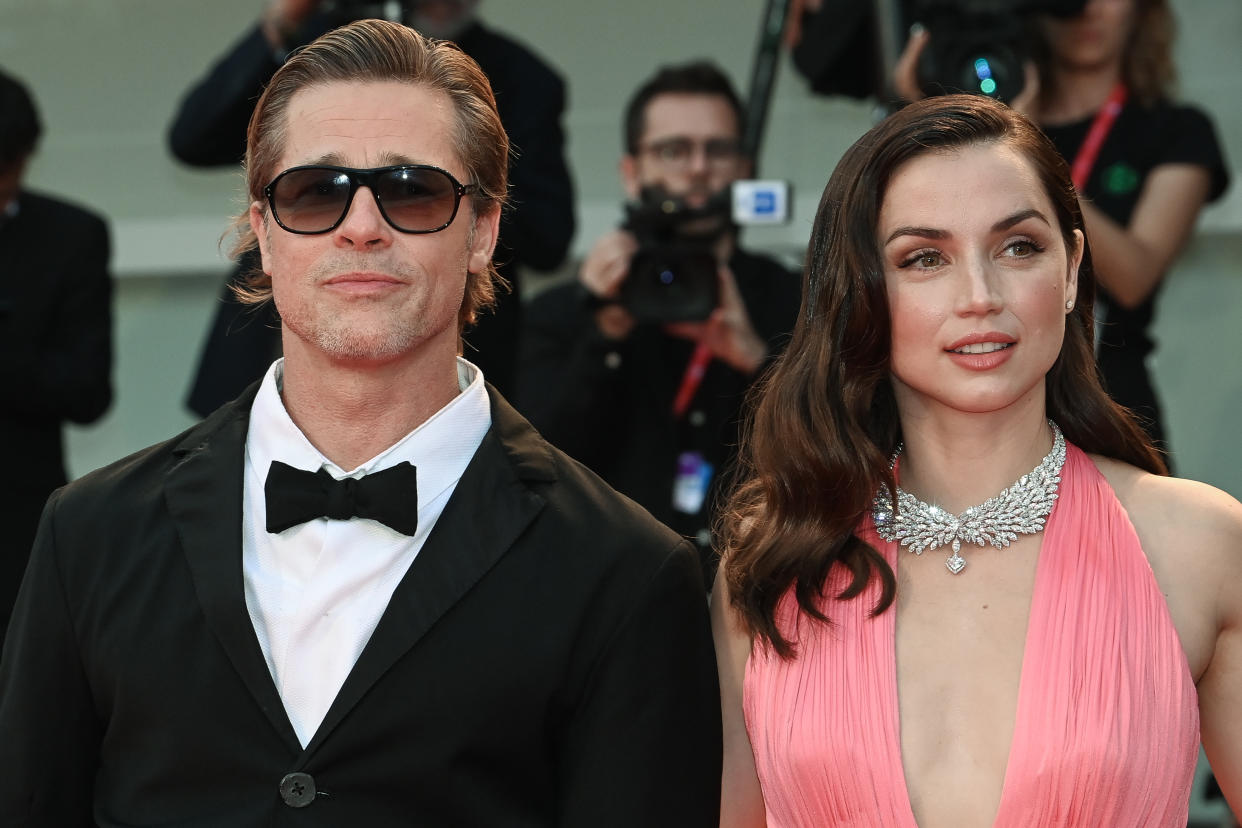 Brad Pitt y la actriz Ana de Armas en la alfombra roja del Festival de Venecia. (Photo by Marilla Sicilia/Archivio Marilla Sicilia/Mondadori Portfolio via Getty Images)