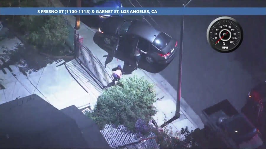 Police searching for pursuit suspects in Los Angeles