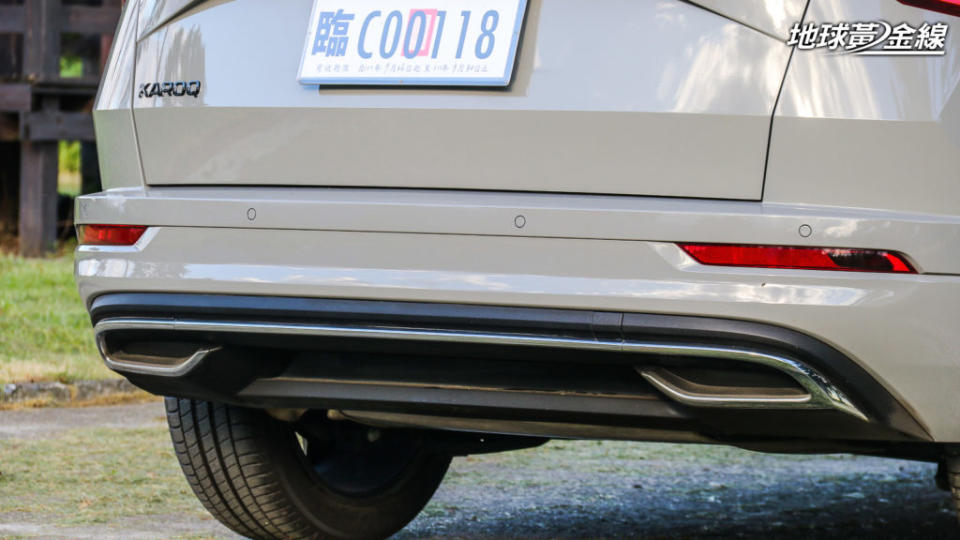 Karoq 1.5 TSI Sportline車尾配備類雙出尾管設計後保感鍍鉻裝置。(攝影/ 陳奕宏)
