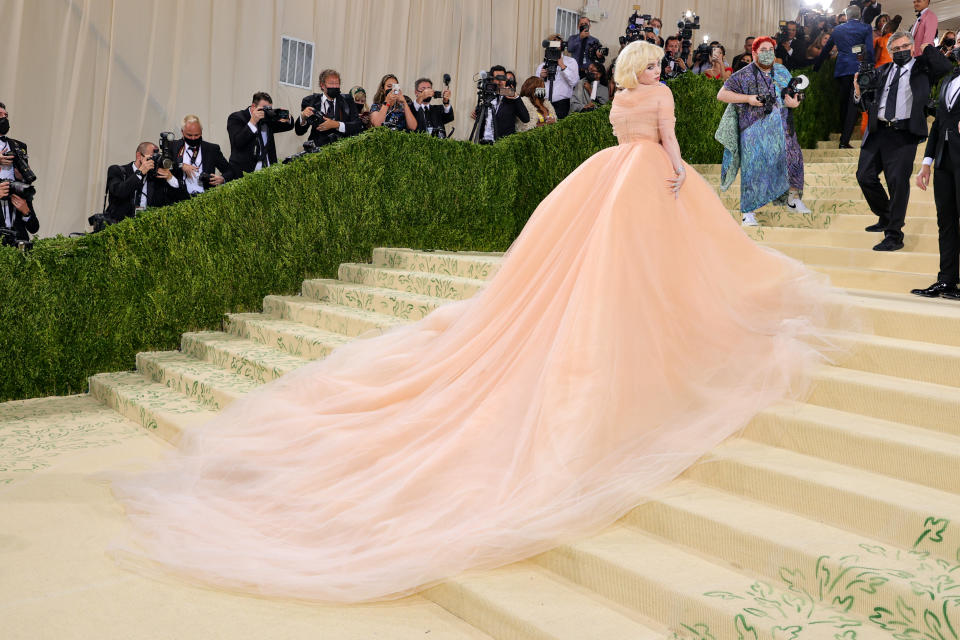 <p>Billie Eillish a fait sensation sur les marches du Met Gala avec une robe vaporeuse couleur pêche, dont la traîne en tulle mesurait plusieurs mètres de long. (Photo by Theo Wargo/Getty Images)</p> 