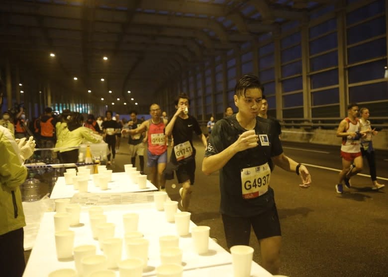 賽道中有補給站讓選手飲水。(李志湧攝)

