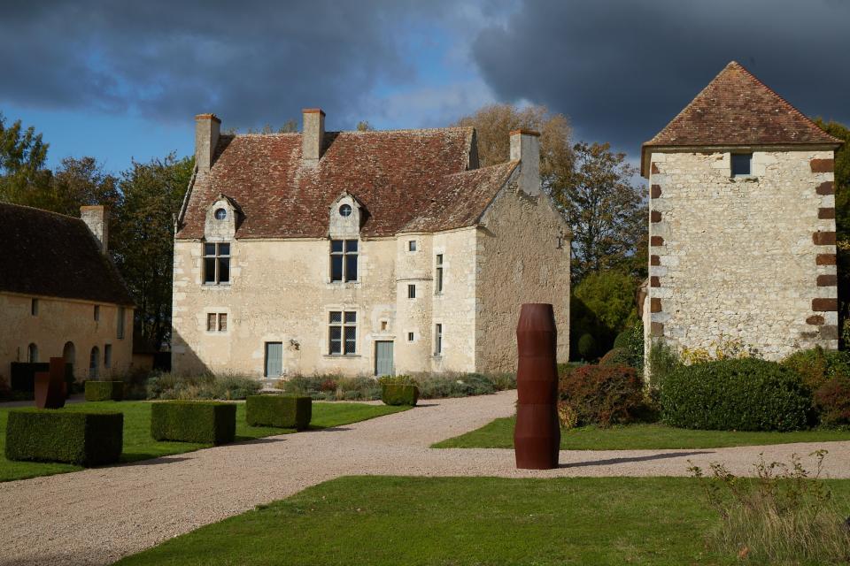 The Manoir de Soisay built in 1530 houses a wide collection of contemporary art and offers artist residences during the summer months. A metal sculpture by Vincent Barré is placed in the garden.