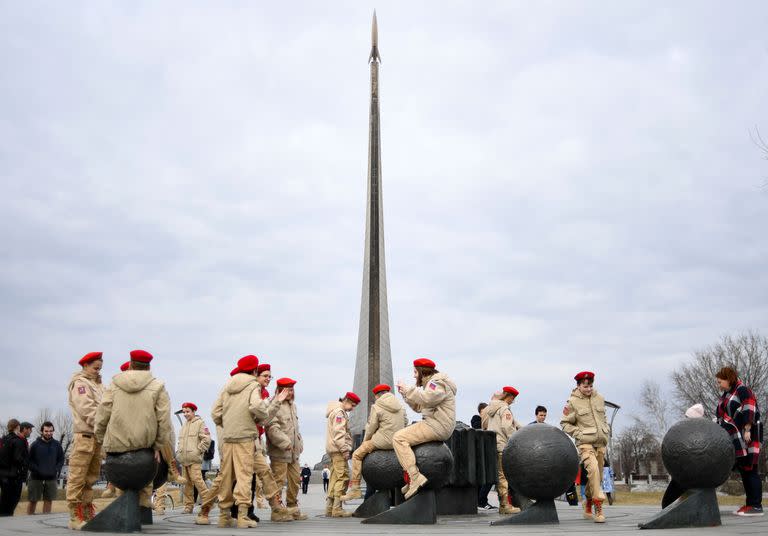 Miembros del movimiento Jóvenes Patriotas de Rusia se reúnen frente al Monumento a los Conquistadores del Espacio en Moscú el 12 de abril de 2021