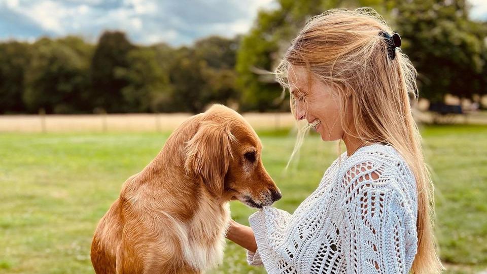 Alizeé Thevenet showing off her baby bump alongside her dog