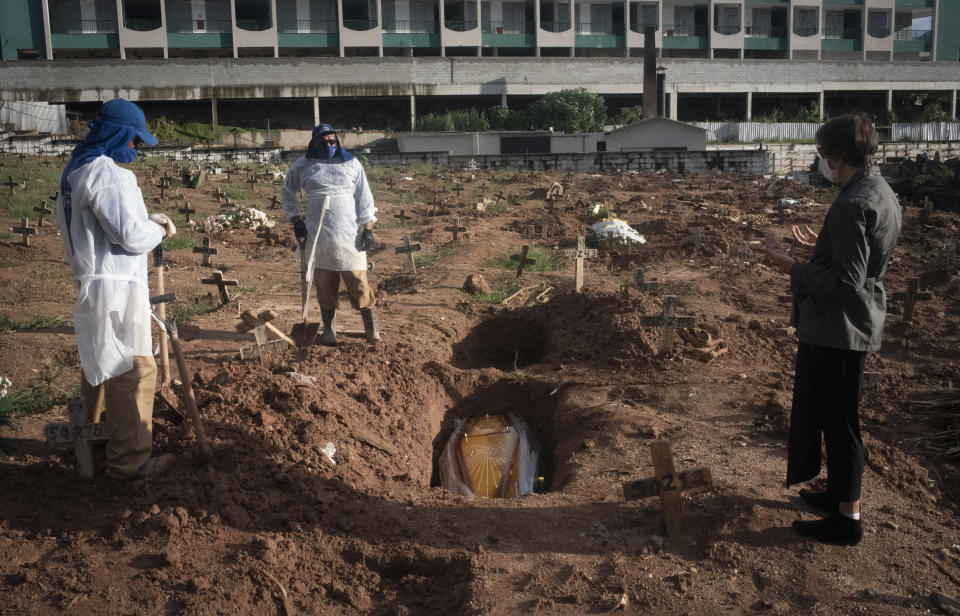 RIO DE JANEIRO, BRAZIL â APRIL 22: Burials of Covid19 victims in Cemiterio do Caju, North Zone of the city, on April 22, 2021. Brazil registered 3,472 coronavirus deaths and more than 79,700 cases in the past 24 hours, (Photo by Fabio Teixeira/Anadolu Agency via Getty Images)