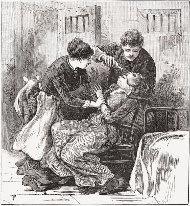 Una imagen de 1887 de la publicación estadounidense The National Police Gazette muestra a una reclusa siendo alimentada a la fuerza, una táctica que también se usaba con algunas chicas en ayunas